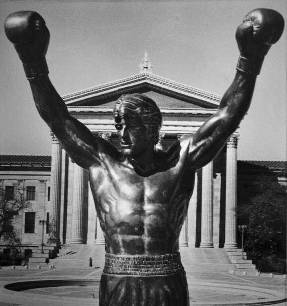 E questa la statua dedicata al Rocky di Silvester Stallone davanti al Filadelfia Museum